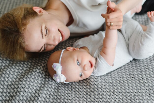 Retrato de madre e hijo riendo y jugando