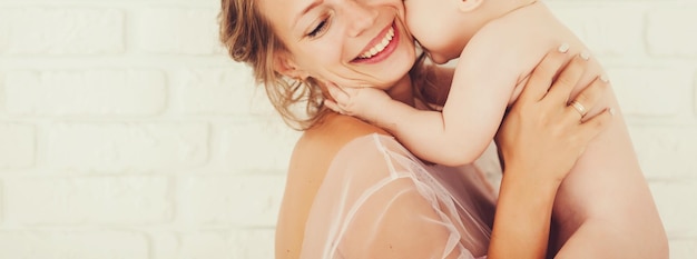 Retrato de una madre feliz y un bebé Día de las madres