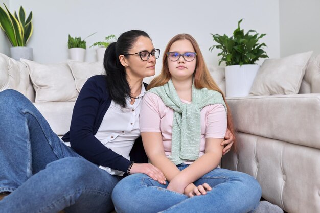 Retrato de madre feliz e hija madre abrazando a su hija adolescente