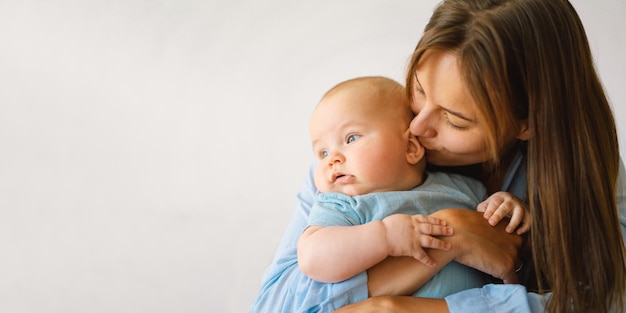 Foto retrato de una madre feliz y su hijo una joven madre está jugando con un niño pequeño