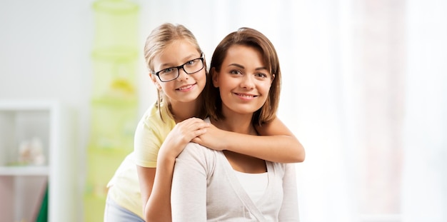 retrato de madre y hija felices en casa