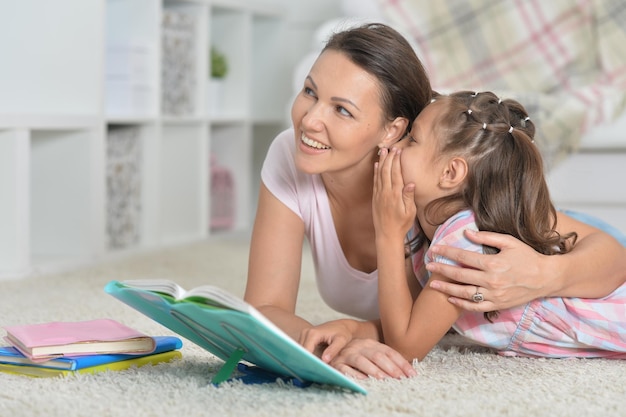 Retrato de madre con hija haciendo la tarea