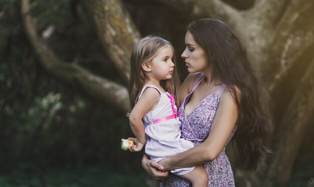 Retrato de madre con hija en el parque