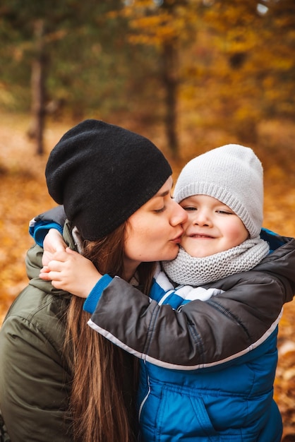 Retrato de madre con hijo de niño juntos en traje de otoño