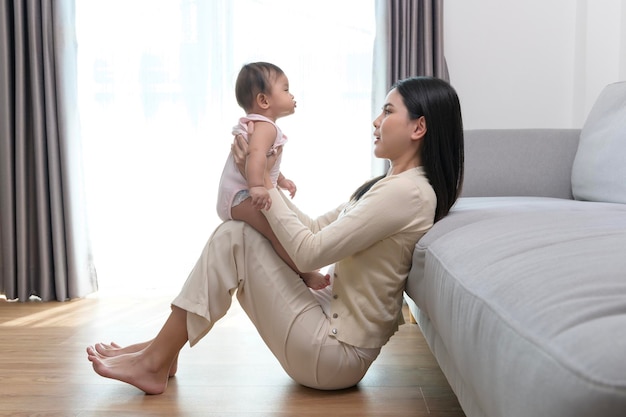 Retrato de la madre y la niña en el concepto de infancia y paternidad del niño de la familia de la familia