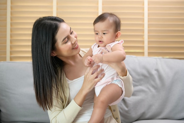 Retrato de la madre y la niña en el concepto de infancia y paternidad del niño de la familia de la familia