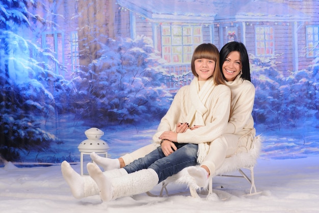 Foto retrato de una madre y un niño celebrando la navidad