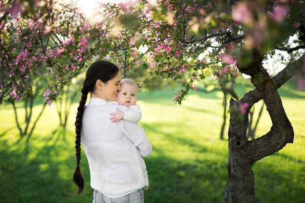 Retrato de una madre con un niño pasar tiempo al aire libre