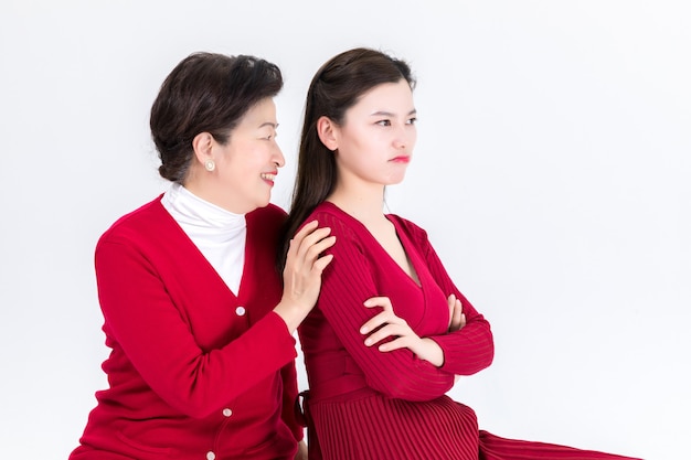 Retrato madre con pelea hija aislado en blanco