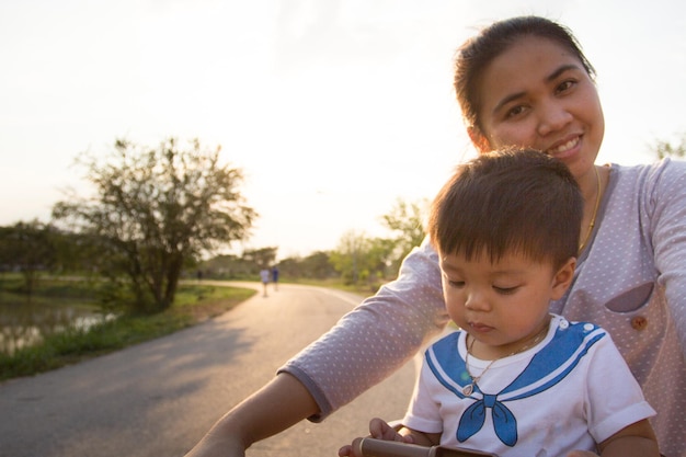 Foto retrato de una madre sonriente con un hijo lindo