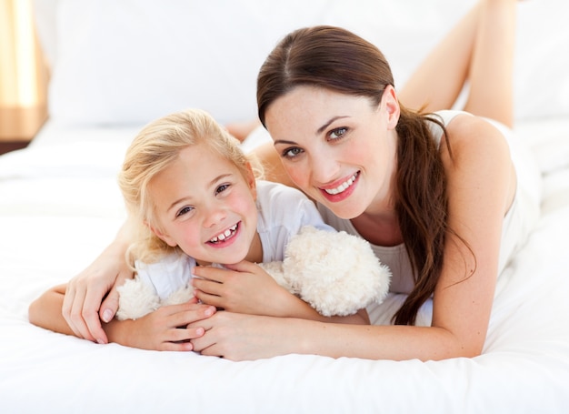 Retrato de una madre sonriente y su pequeña niña