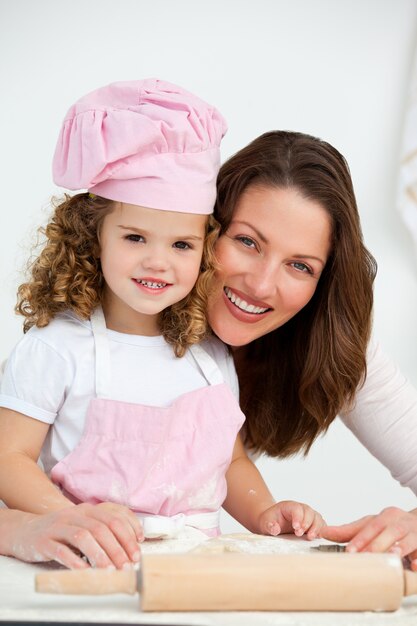 Retrato de una madre y su hija en una mesa