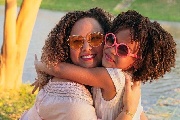 Retrato de una madre y su hija en el parque durante las vacaciones de verano