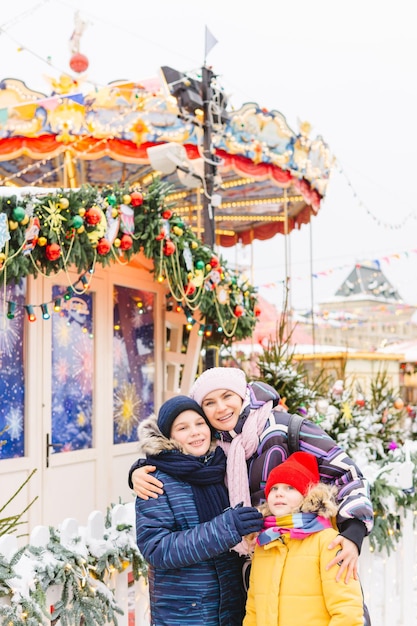 Retrato de una madre con sus hijos durante la Navidad