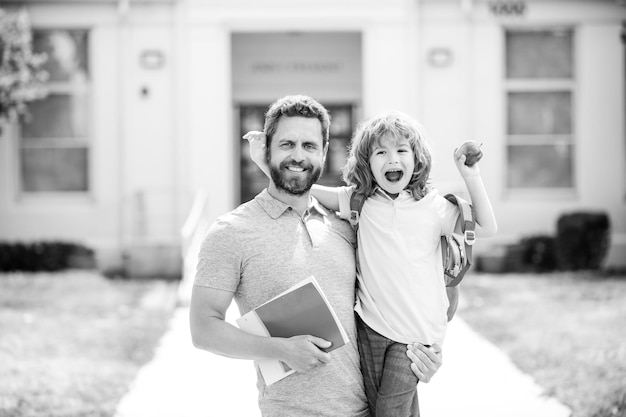 Retrato de maestro y alumno feliz Padre apoya y motiva a su hijo Niño yendo a la escuela primaria Padre caminando a la escuela con su hijo