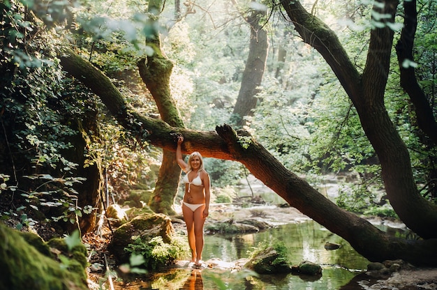 Retrato de una magnífica mujer sexy en bikini entre la selva. Maquillaje, cosmética. Belleza, moda. Spa, salud. Vacaciones tropicales.