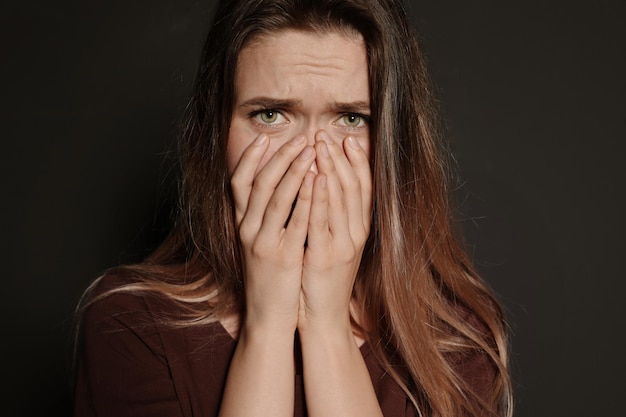 retrato, de, malestar, mujer joven, en, fondo oscuro