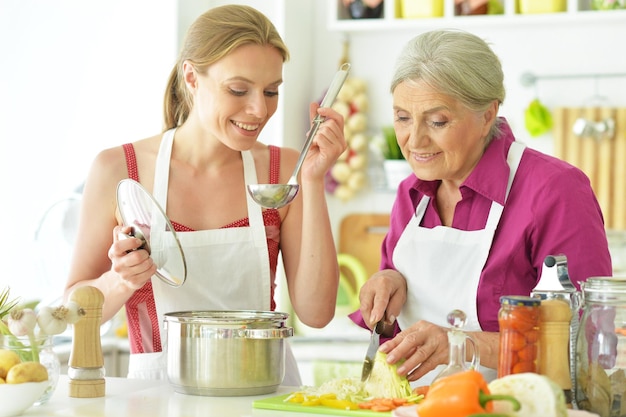 Foto retrato de mamá e hija cocinan para comer