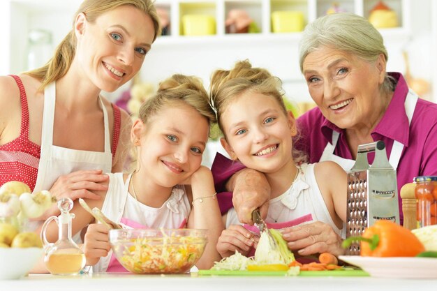 Retrato de mamá e hijas cocinan para comer