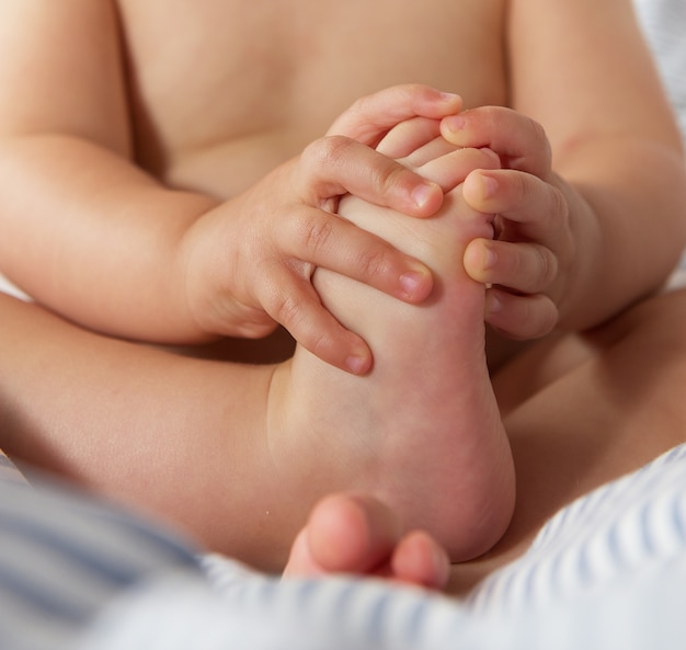 Retrato de las manos y los pies del bebé