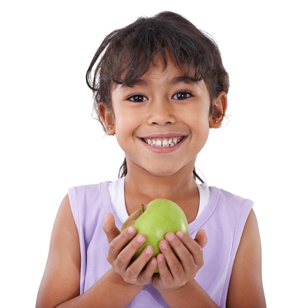 Retrato de manzana o niño feliz en el estudio con nutrición, bienestar o dieta saludable aislada en fondo blanco Fibra alimenticia o rostro de una niña joven dando frutas naturales para la vitamina C con sonrisa