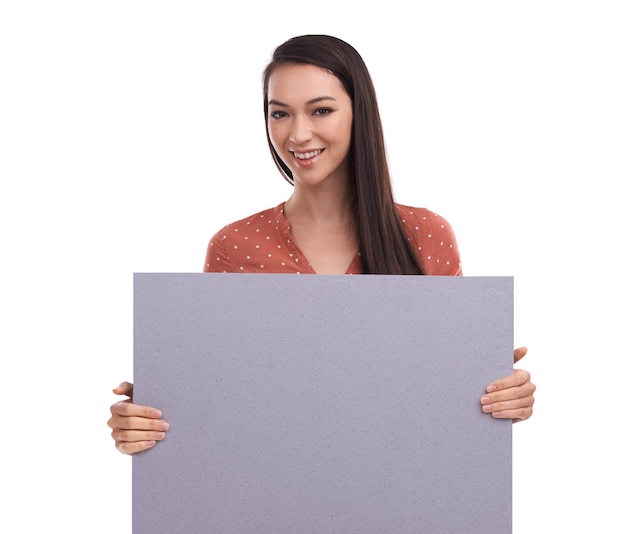 Retrato de maqueta de marketing y mujer con cartel o cartelera para publicidad de promoción o colocación de productos Firme el espacio de la pancarta y la chica modelo de ventas con maqueta de estudio sobre fondo blanco