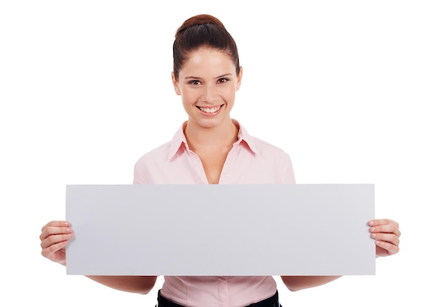 Foto retrato de maqueta de póster y mujer de estudio feliz con cartel de información de signo de promoción o pancarta comercial espacio de promoción de marca de billboard o sonrisa de persona profesional aislada sobre fondo blanco