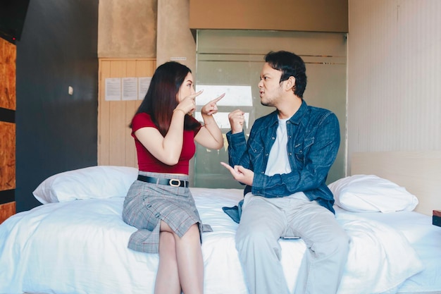 Retrato de marido y mujer asiáticos están discutiendo en casa