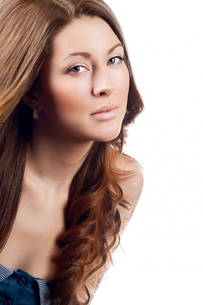 Retrato marrón joven de la belleza de la mujer del pelo