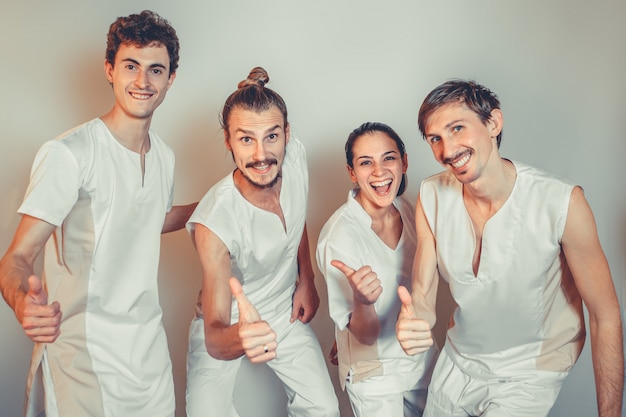 Retrato de masajistas en el salón de spa