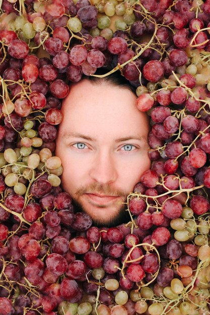 Retrato masculino brillante alegre con primer plano de comida deliciosa