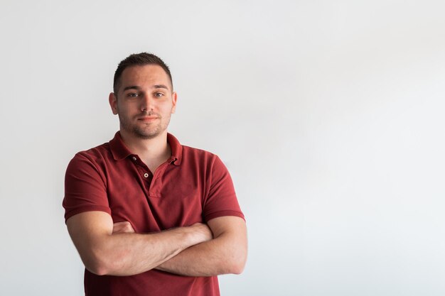 Foto retrato masculino de negócios formal, um empresário ou gerente casual bem-sucedido e confiante fica na frente...