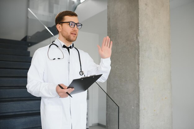 Retrato masculino do médico no hospital