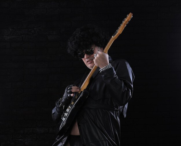 retrato masculino do músico de rock heavy metal com guitarra elétrica