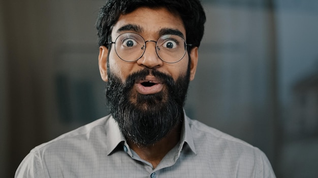 retrato masculino surpresa emoção entusiasta surpreendido chocado árabe espantado homem de óculos