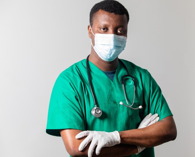 Retrato de médico africano aislado sobre fondo blanco.