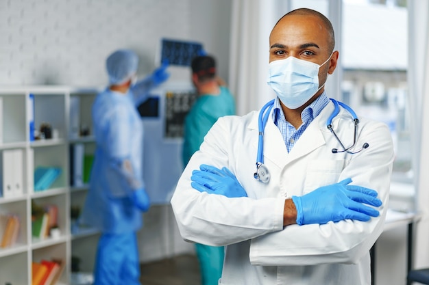 Retrato de médico afroamericano, fondo de gabinete de hospital