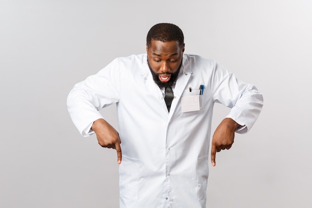 Retrato de un médico afroamericano con uniforme blanco