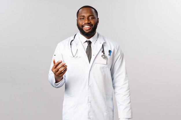 Retrato de un médico afroamericano con uniforme blanco