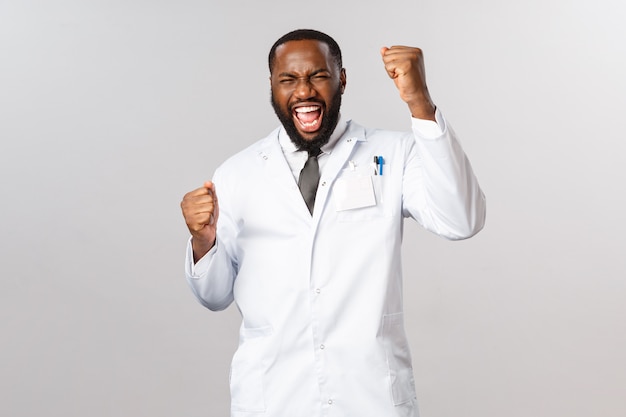 Retrato de un médico afroamericano con uniforme blanco