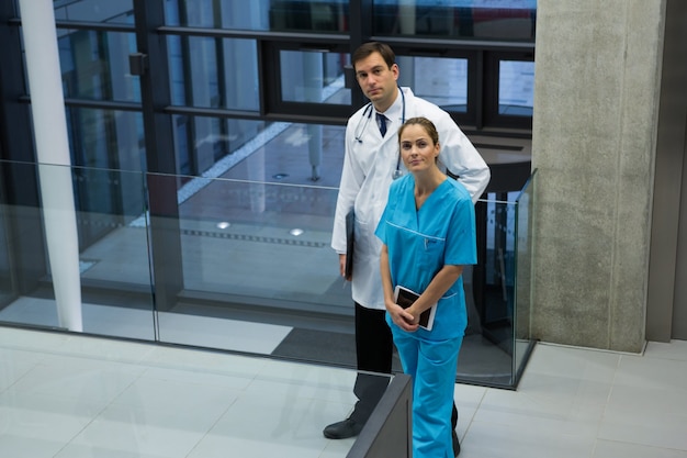 Retrato de médico y cirujano de pie en el corredor