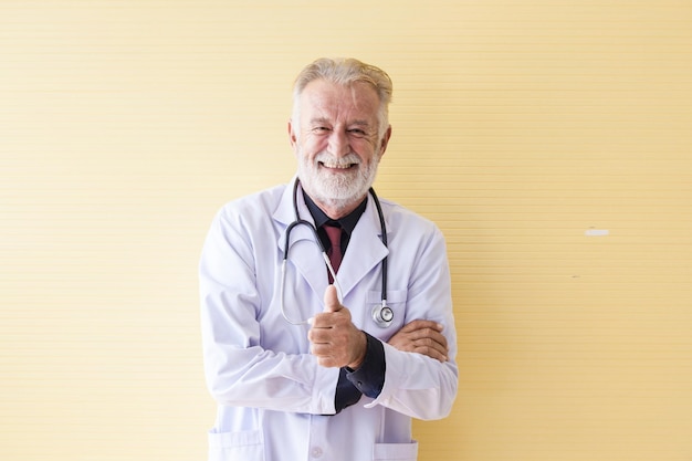 Foto retrato de un médico confiado de pie contra una pared amarilla