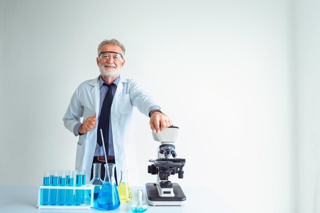 Retrato de un médico contra un fondo blanco