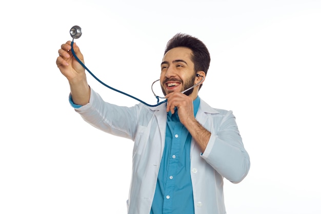 Foto retrato de un médico con un estetoscopio contra un fondo blanco