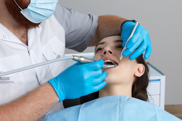 Foto retrato de un médico examinando a un paciente en un hospital