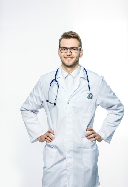 Retrato de un médico de familia con estetoscopio sobre fondo blanco.