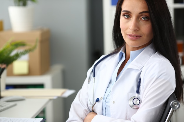 Retrato médico feminino indiano contra o hospital