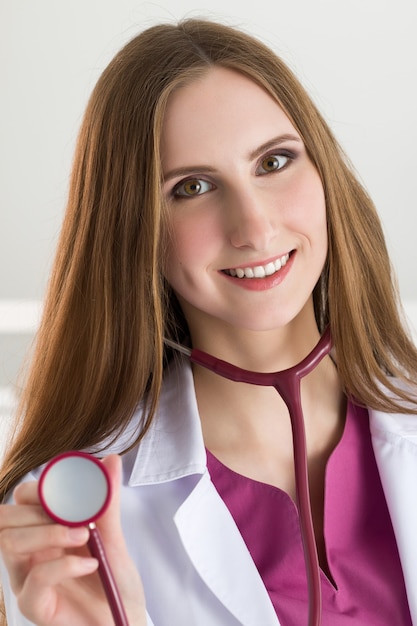 Retrato médico feminino no hospital