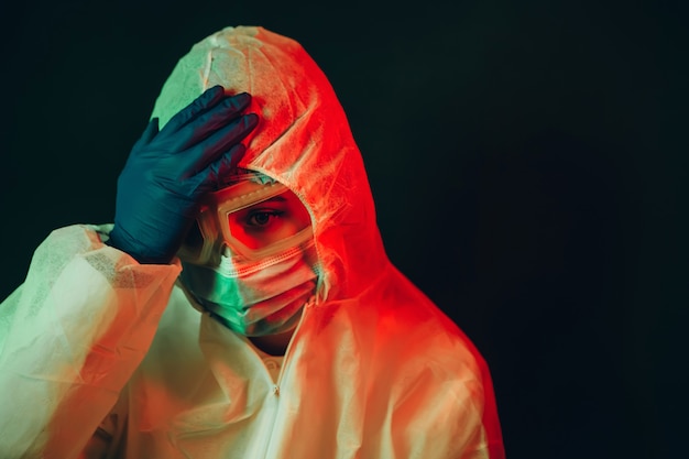 Retrato de un médico con gafas, guantes y una máscara