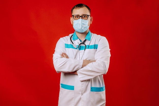 Foto retrato de médico con gafas y máscara médica covid 19